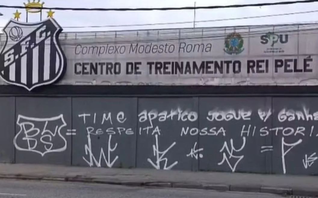 Torcedores picham muro do CT de gigante da Série A após goleada sofrida