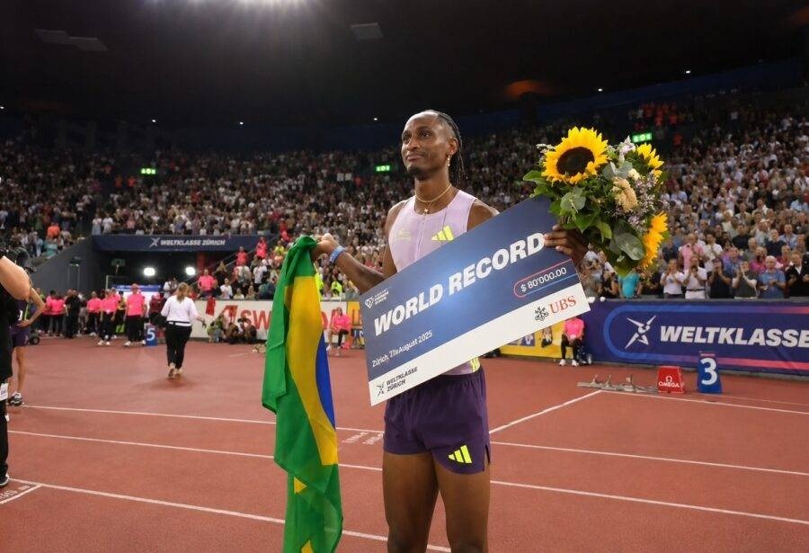 VÍDEO: Alison dos Santos quebra recorde mundial dos 400m com barreiras com tempo de 45s80