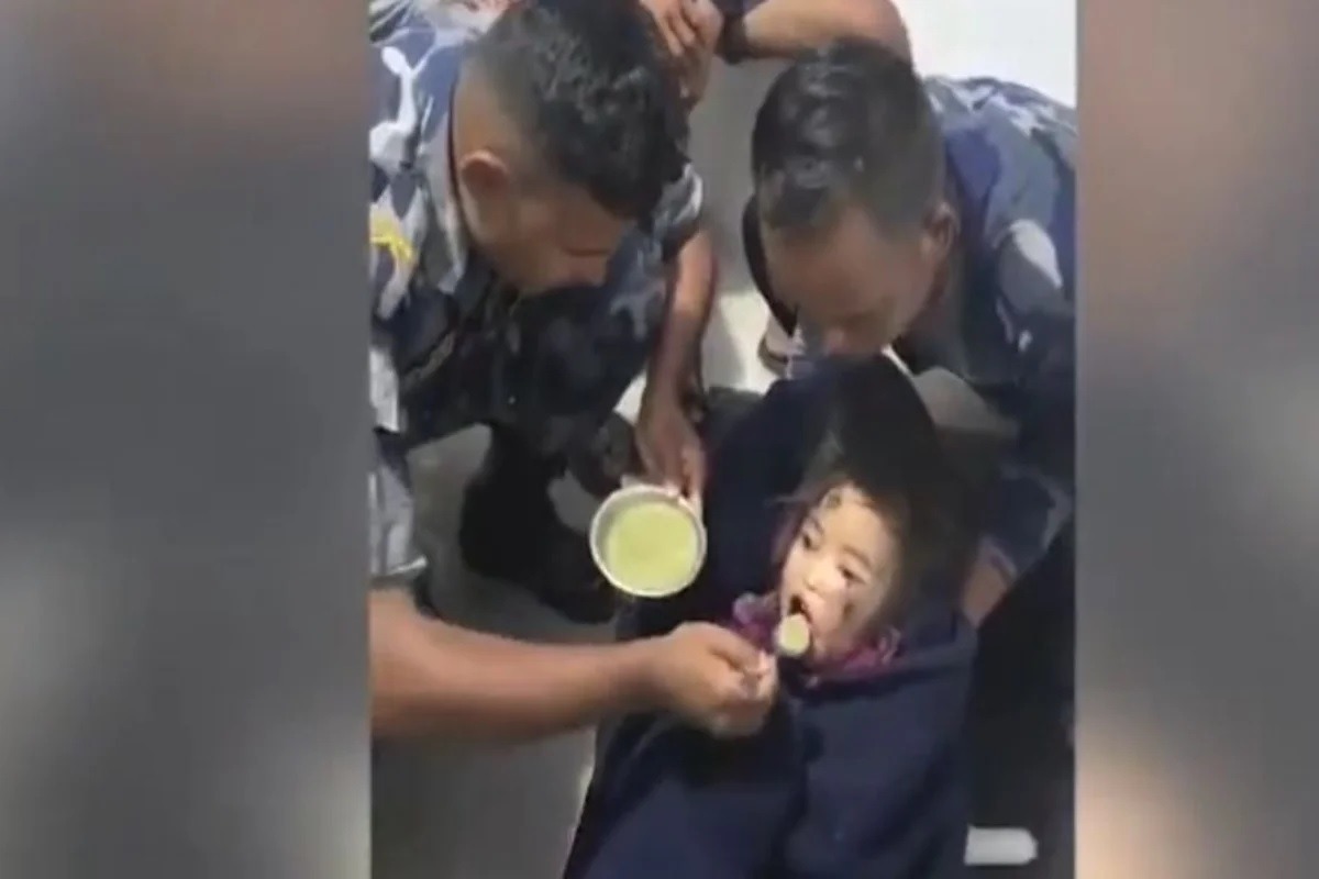 [VÍDEO] Tragédia no Nepal: menina de 6 anos é encontrada após passar 60h soterrada