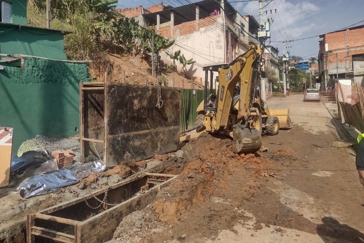 Operário morre prensado por retroescavadeira em obra 