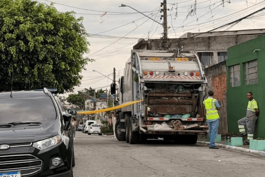 Recém-nascido é encontrado morto dentro de caminhão de lixo