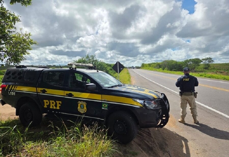 PRF localiza adolescente às margens da BR-226 e o conduz para casa do pai no RN
