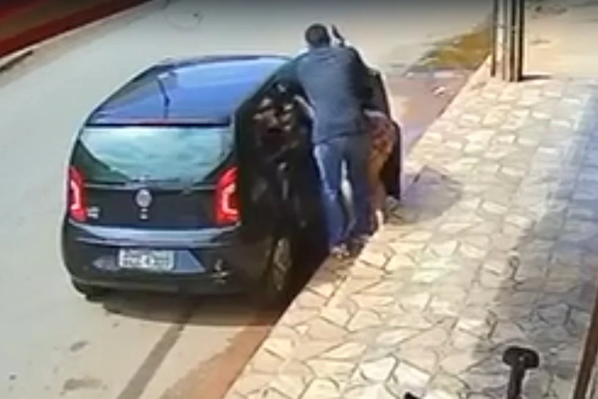 [VÍDEO] Mulher é agredida e jogada para fora do carro durante assalto