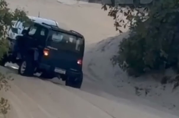 [VÍDEO] Dois veículos batem de frente em duna na praia de Búzios