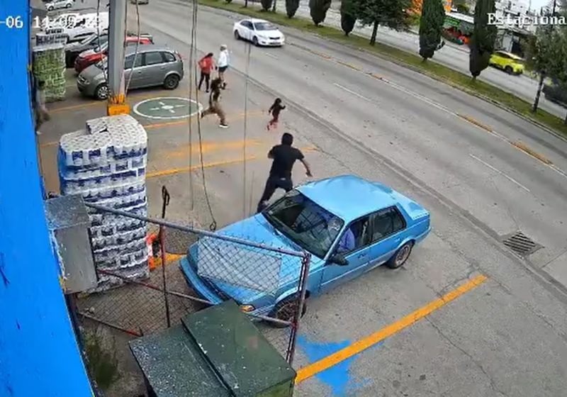 [VÍDEO] Gerente se joga no asfalto, salva menina de atropelamento e ganha recompensa da empresa