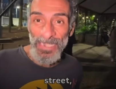 [VÍDEO] Homem em situação de rua impressiona ao entregar inglês perfeito em entrevista