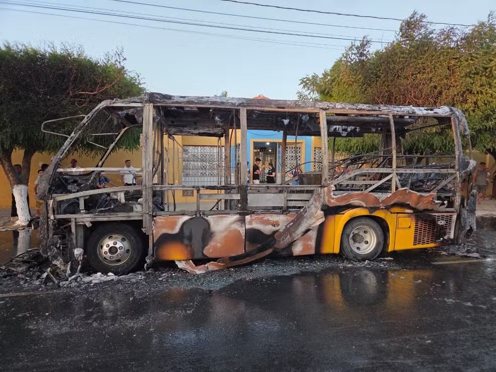 Ônibus escolar fica destruído após pegar fogo no RN; motorista consegue tirar estudantes antes das chamas