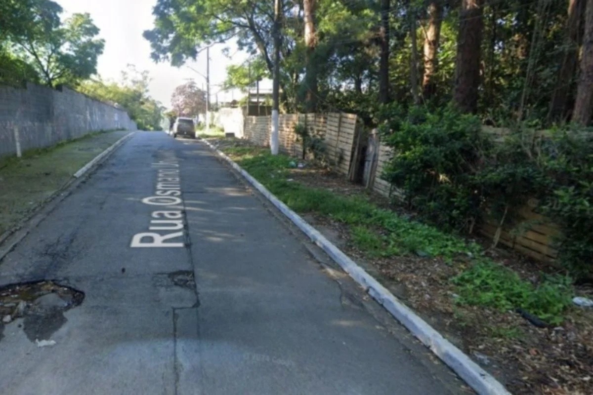 Mulher é morta a tiros e corpo abandonado dentro de saco plástico na rua