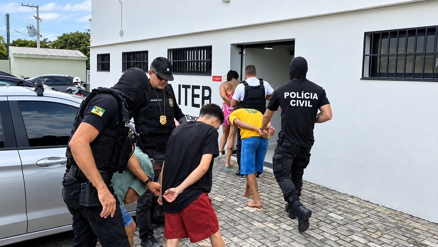 Polícia prende quatro suspeitos e apreende 351 porções de drogas em condomínio em Parnamirim