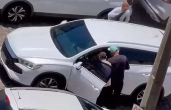 [VÍDEO] Bandidos abordam mulheres que estavam em carro, roubam pertences e fogem à pé na Zona Sul de Natal