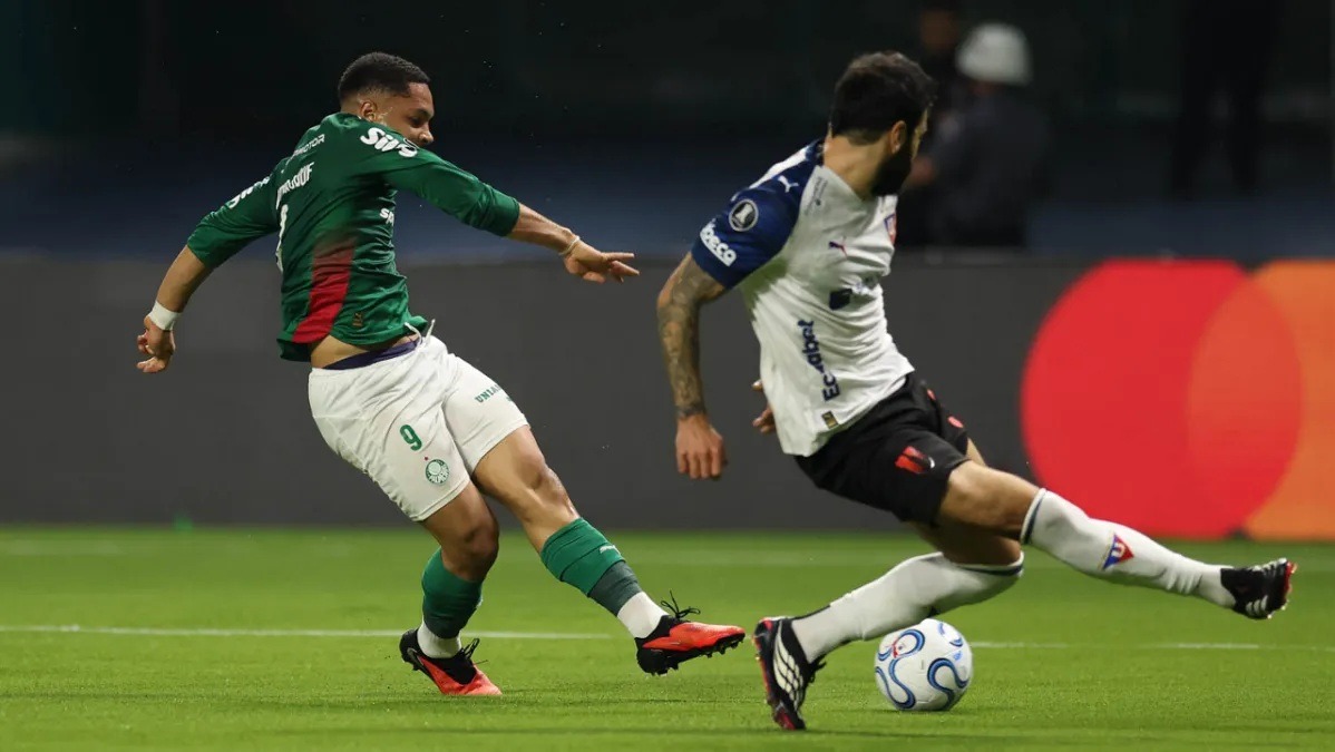 Com vantagem curta, Palmeiras visita LDU por vaga na semi da Libertadores; veja horário e onde assistir
