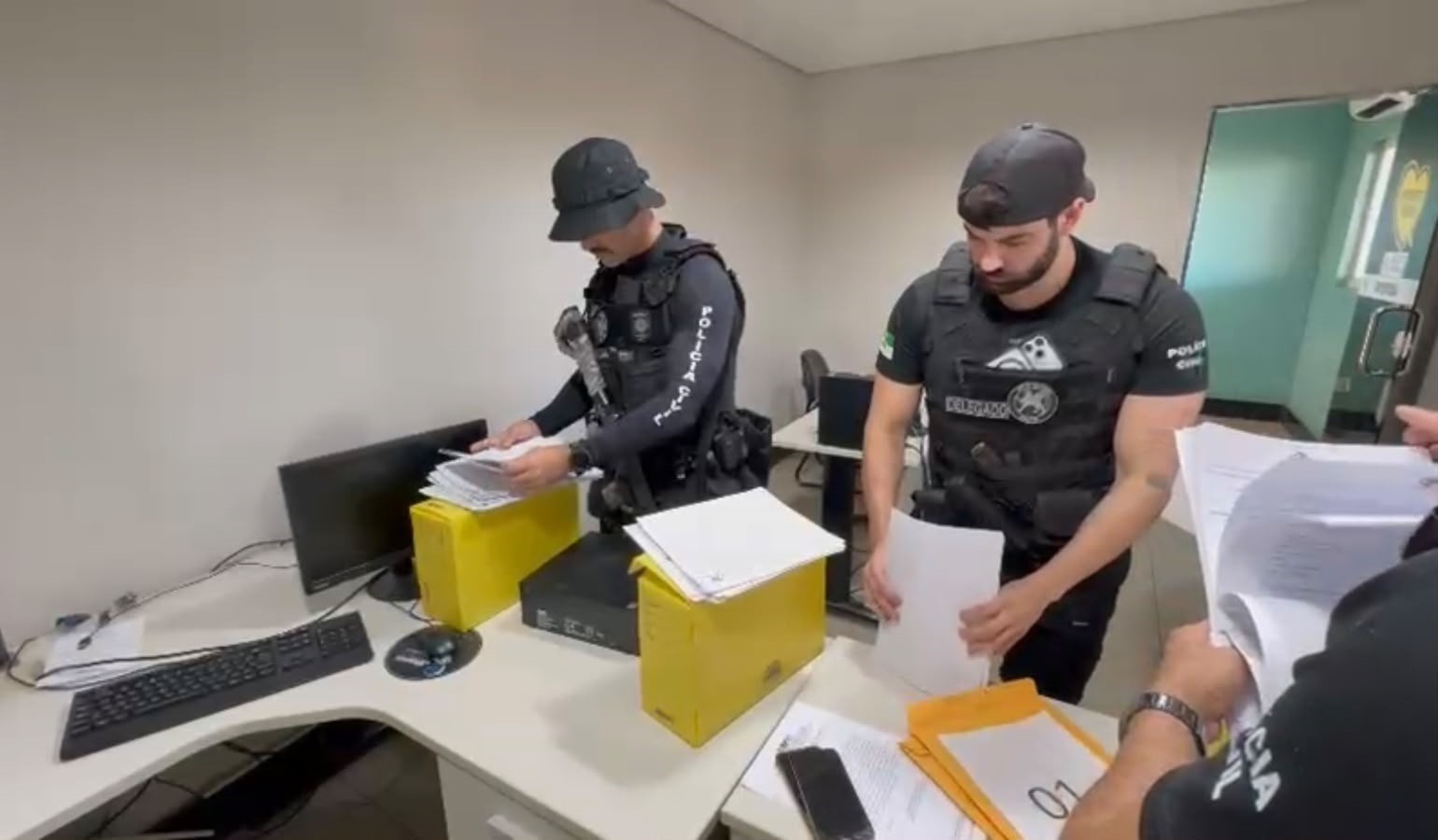 Operação contra fraude no Detran afasta 5 servidores e cumpre 20 mandados no RN e CE