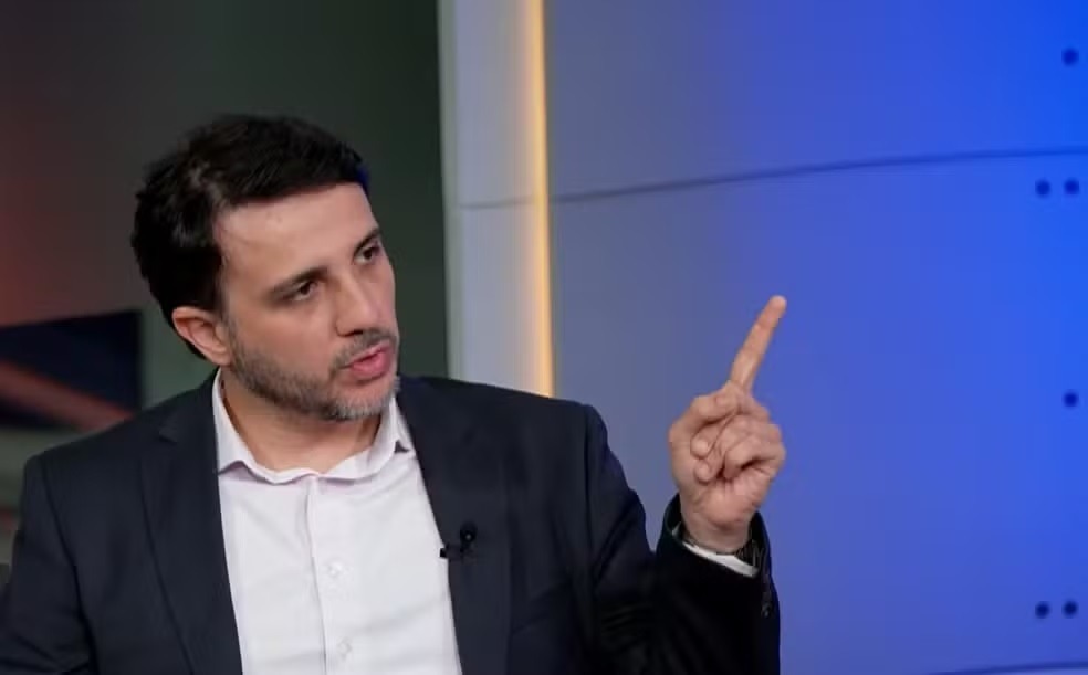 Renan Santos pede suspensão do reajuste do Bolsa Família e até cassação de Lula