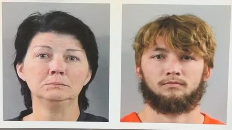 Mãe e filho são presos após confessarem ter feito sexo 'apenas 100 vezes'