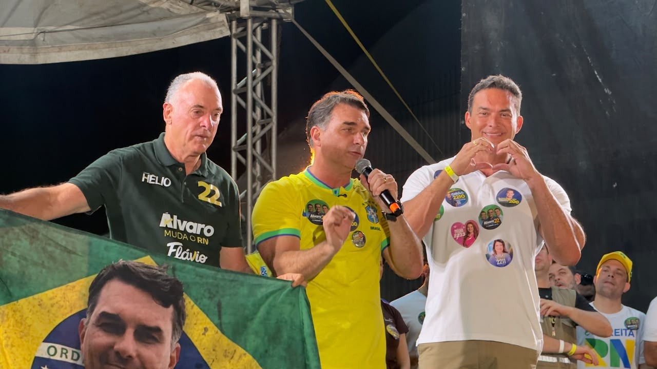 Em Natal, Flávio Bolsonaro pede voto em Coronel Hélio e Styvenson: "Estão prontos para libertar Brasil da vagabundagem"