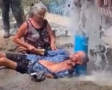 [VÍDEO] Casal de idosos celebra descoberta de água em poço no sertão durante período de seca