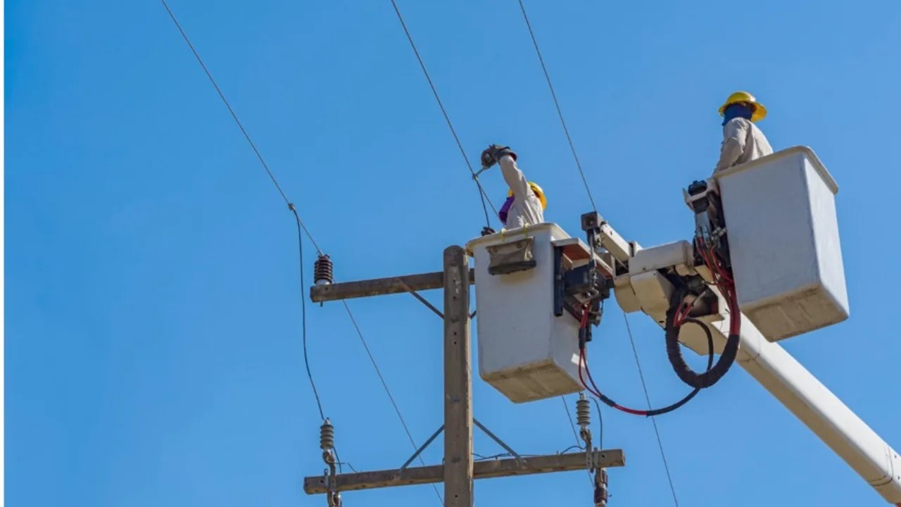 Eletricista que perdeu parte da mão após choque será indenizado em R$ 1,7 milhão