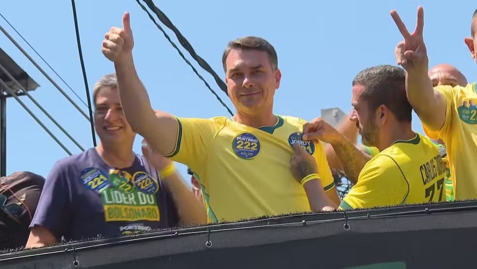 VÍDEO: Flávio Bolsonaro confirma presença no debate da Globo e desafia Lula: “vou esfregar verdade na sua cara”