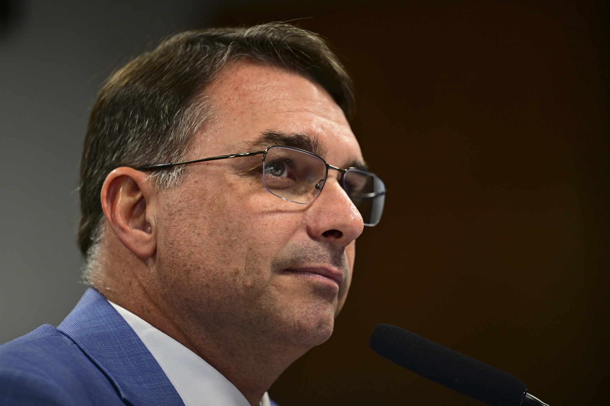Campanha de Flávio Bolsonaro se diz 'perplexa' com decisão de Dino sobre posts de Nossa Senhora
