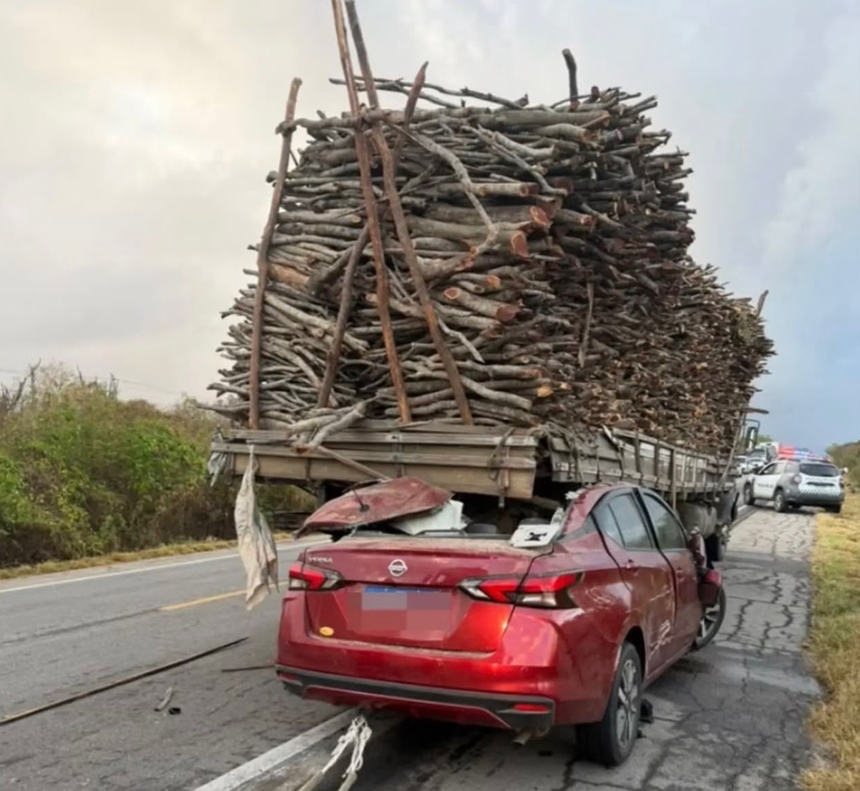 Motorista morre após carro bater na traseira de caminhão na BR-226, no RN