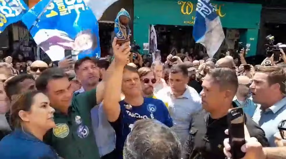[VÍDEO] Flávio Bolsonaro levanta imagem de Nossa Senhora Aparecida em ato com Tarcísio