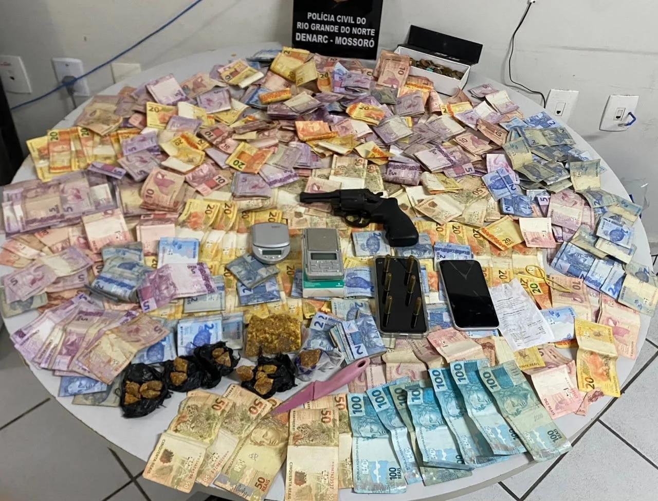 Suspeito de tráfico escondia drogas e R$ 6 mil dentro de parede em Mossoró