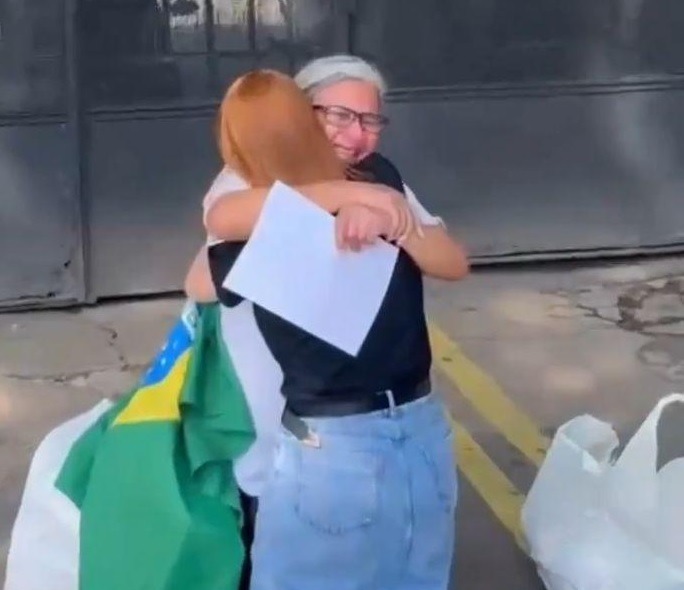 [VÍDEO] Pastora presa no 8/1 deixa cadeia e ora ajoelhada com bandeira do Brasil
