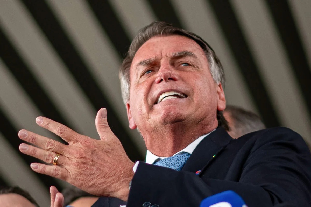 Damares diz que Bolsonaro passou mal em casa: "Momento mais triste"