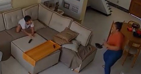 [VÍDEO] Mãe se emociona ao flagrar doméstica elogiando filho em câmera de segurança