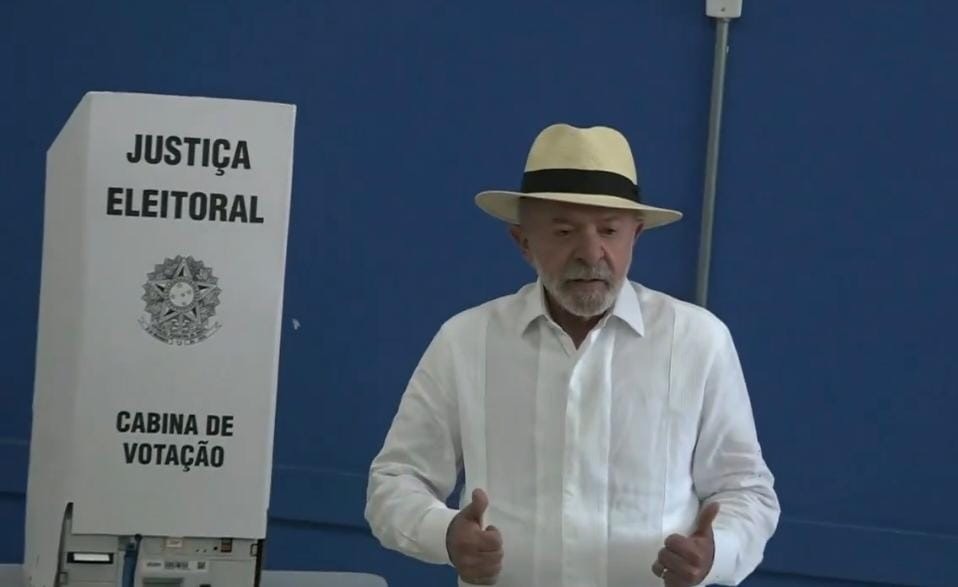 Urgente: Lula ignora proibição e pede voto na boca de urna, aponta portal