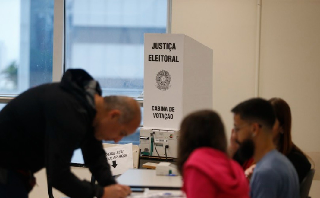 Eleitores que estiverem na fila às 17h têm direito de votar