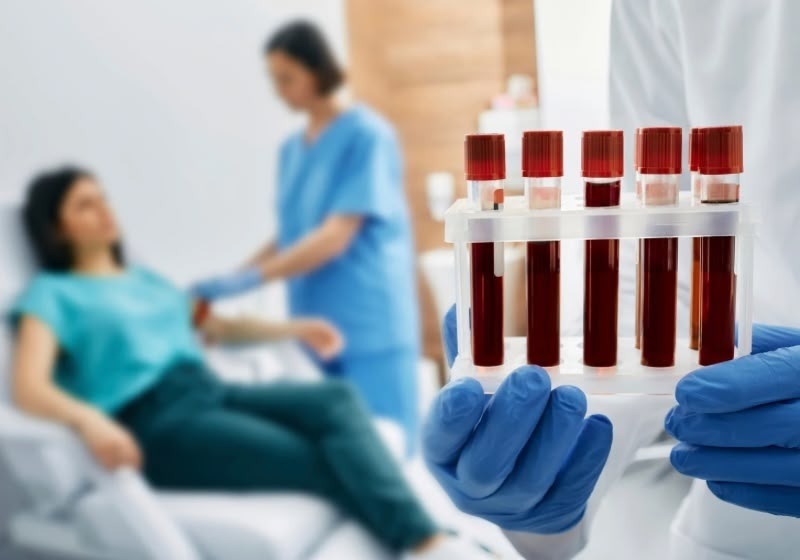 Novo exame de sangue que busca detectar mais de 50 tipos de câncer chega ao Brasil