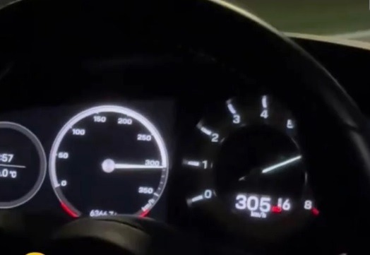 [VIDEO] Porsche é apreendido após dono postar vídeos a 300 km/h e com filha no colo