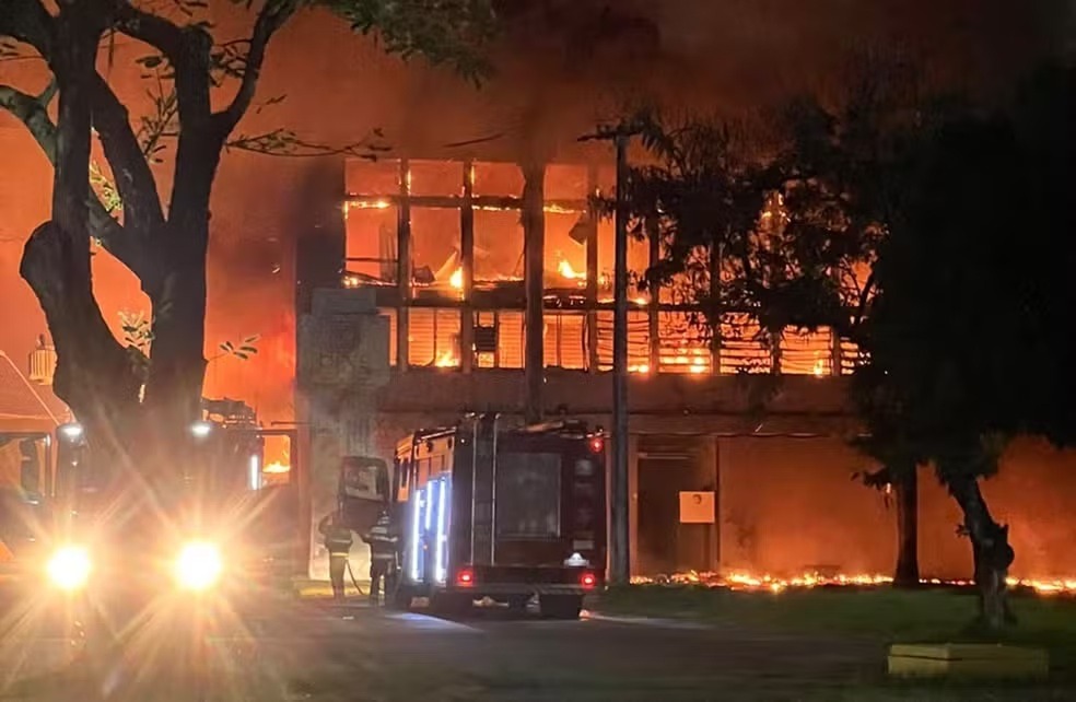 VÍDEO: Incêndio de grandes proporções atinge prédio da UFPE, em Recife
