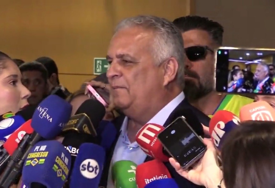Vice de Flávio Bolsonaro promete manter Bolsa Família e Farmácia Popular e acusa PT de espalhar fake news