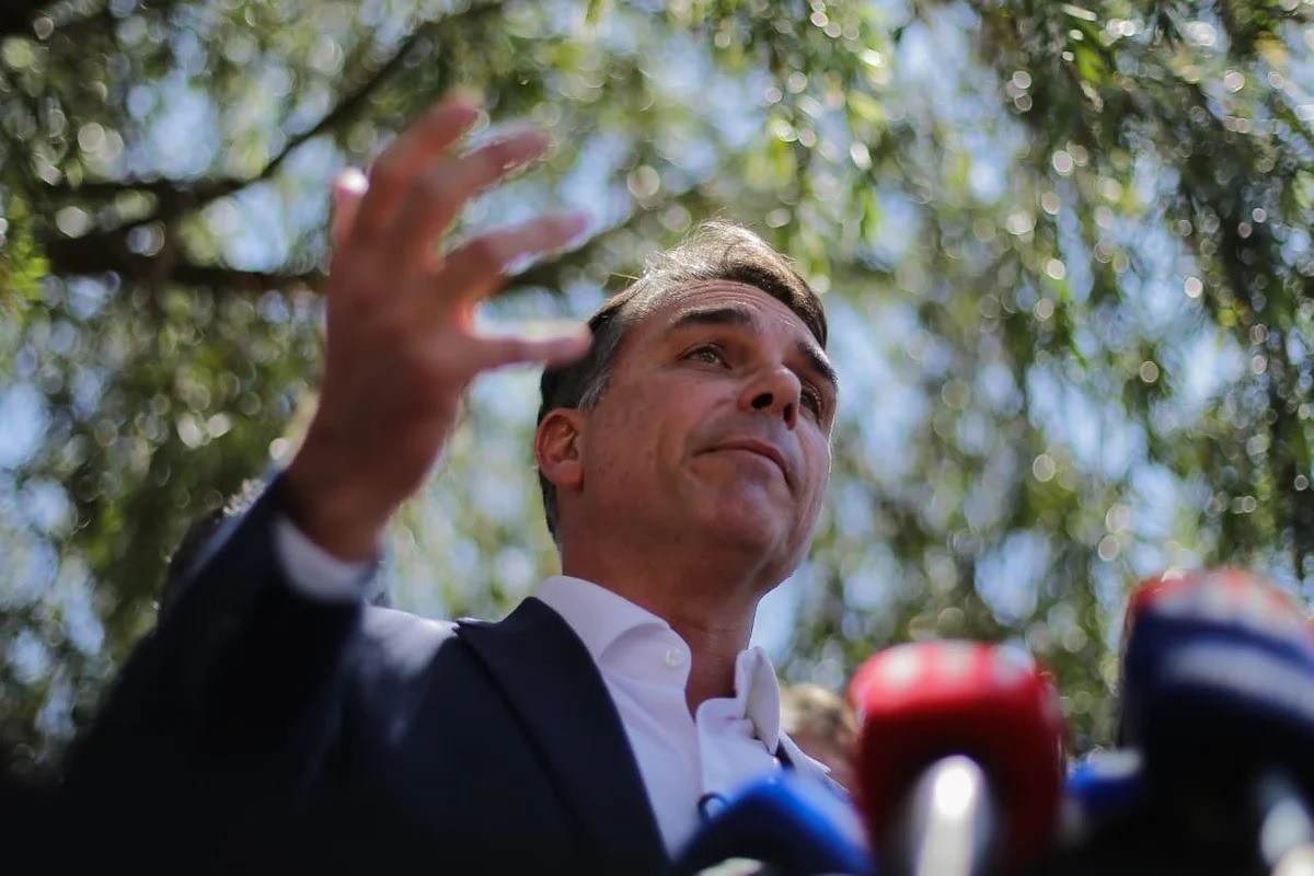 Flávio Bolsonaro nega que vá penalizar aposentados: “Não caia nessa fake news do PT”