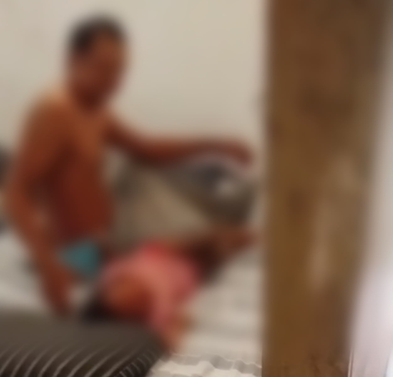 Criança de 1 ano e 6 meses aparece sendo agredida em vídeo; pai é preso no RN