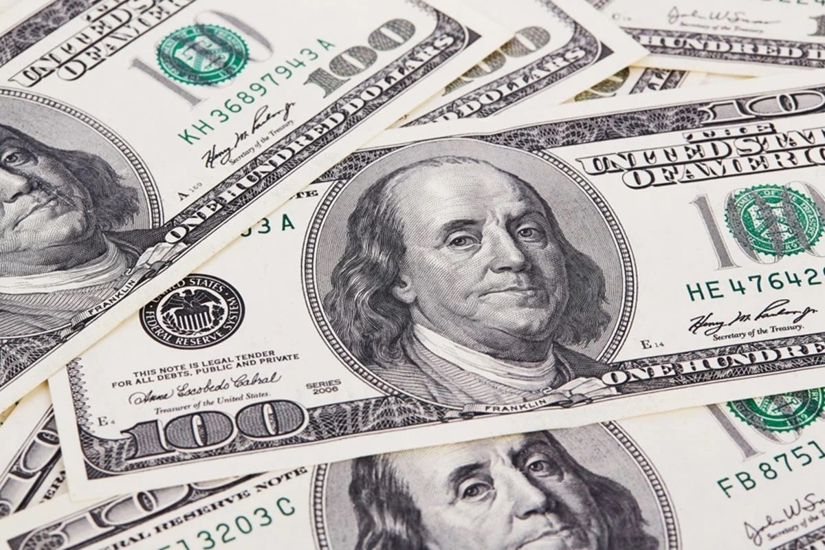 Dólar opera em queda com cenário eleitoral e baixa do petróleo no radar