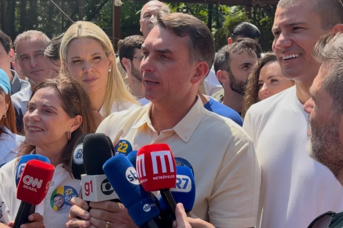 "Bolsonaro pediu patrocínio e Lula pediu propina", diz Flávio sobre Master