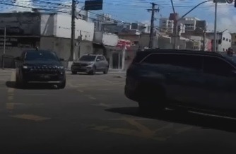 Lula chega a Natal e passa pelo Alecrim com comitiva antes de caminhada neste sábado