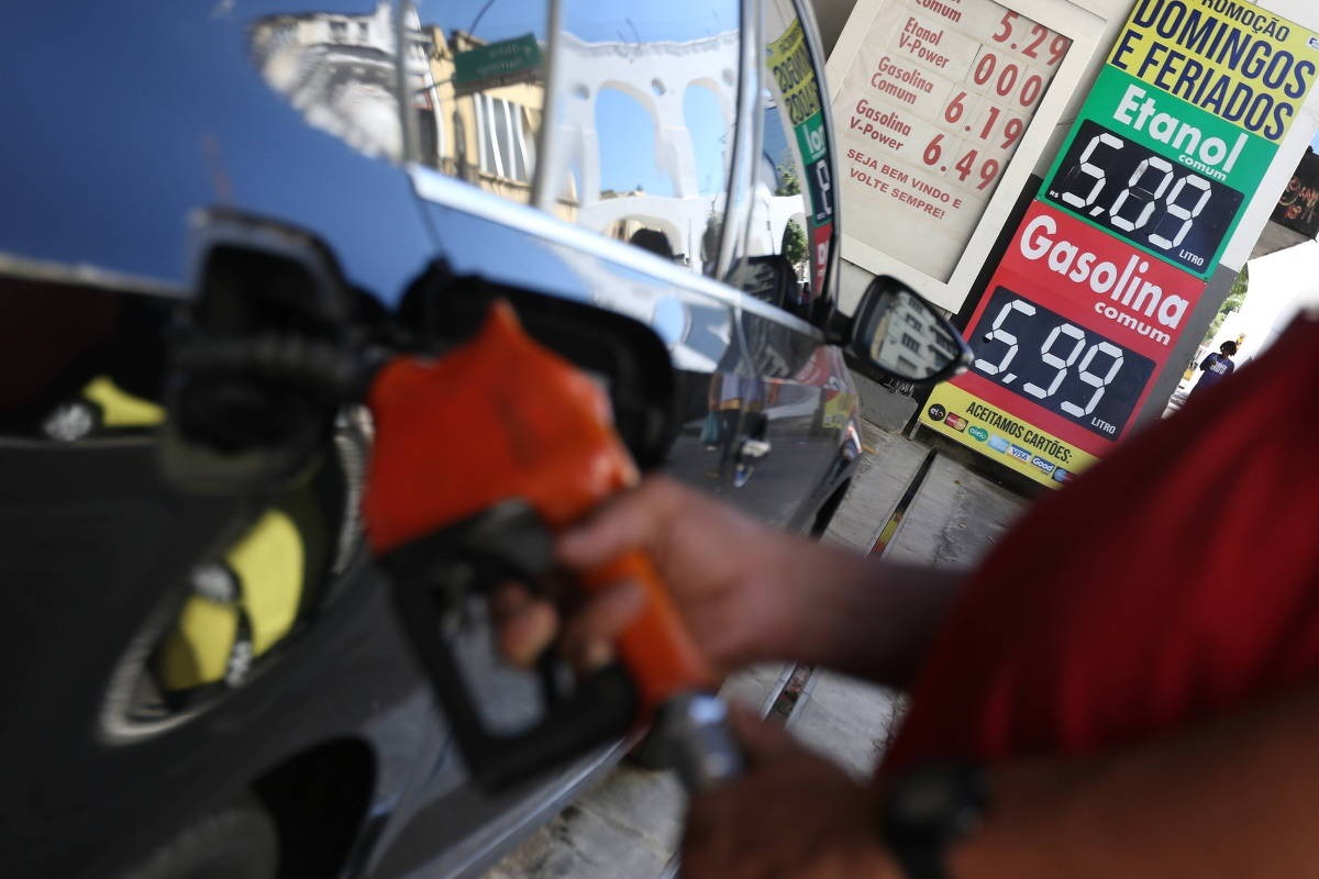 Governo zera imposto federal da gasolina e renova subsídio do etanol a 16 dias das eleições; custo é de R$...
