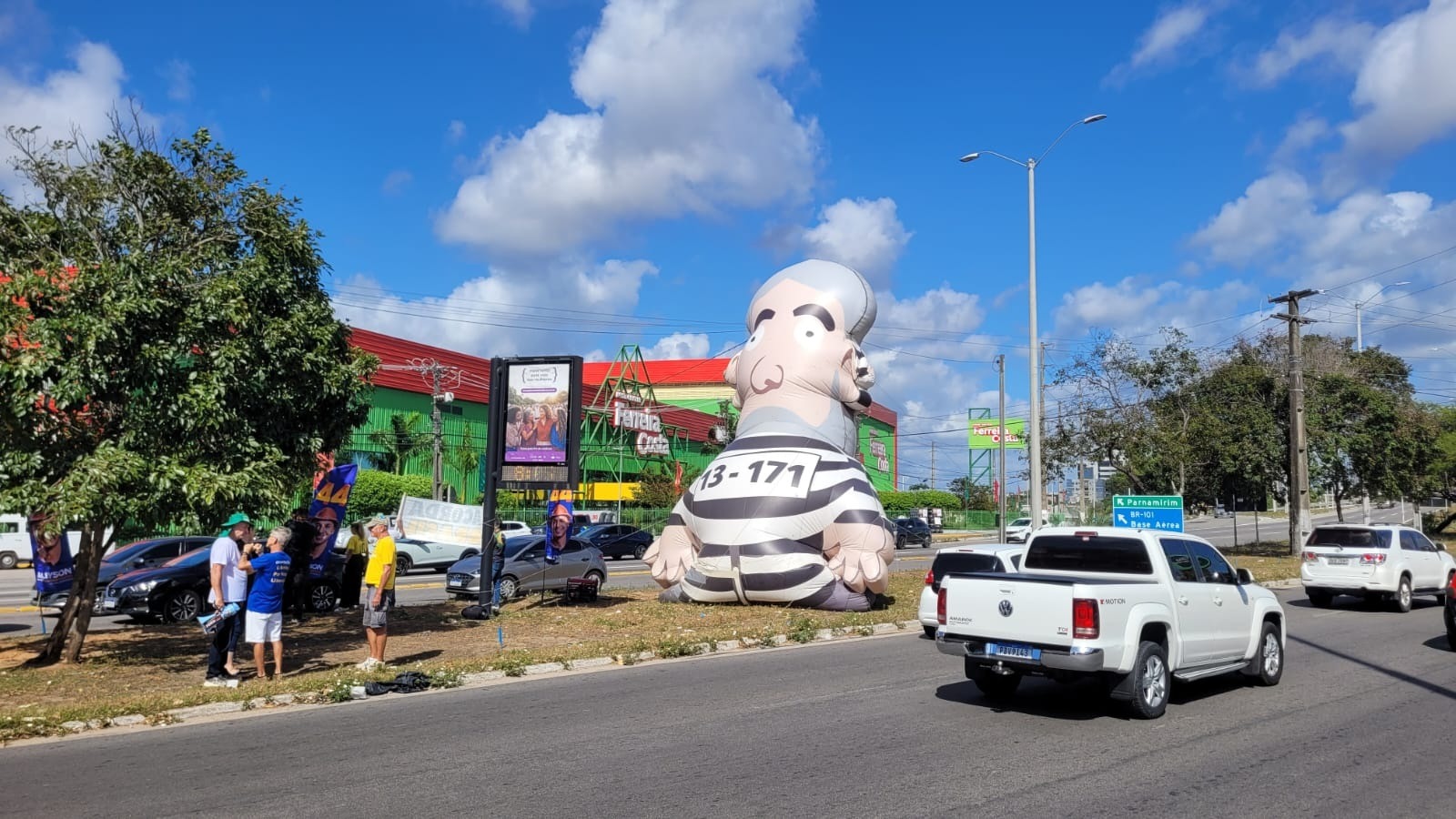 "Pixuleco" reaparece em Natal com visita de Lula