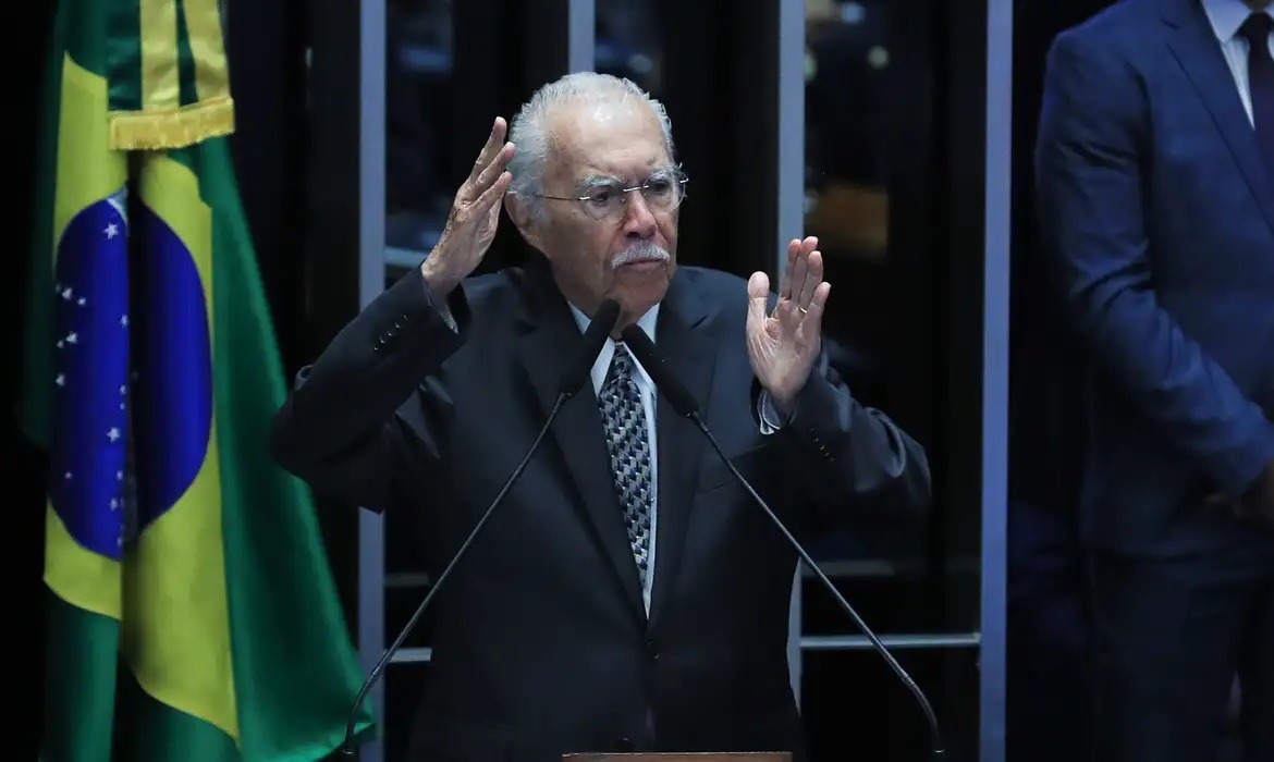 José Sarney é internado na UTI após passar por cirurgia 