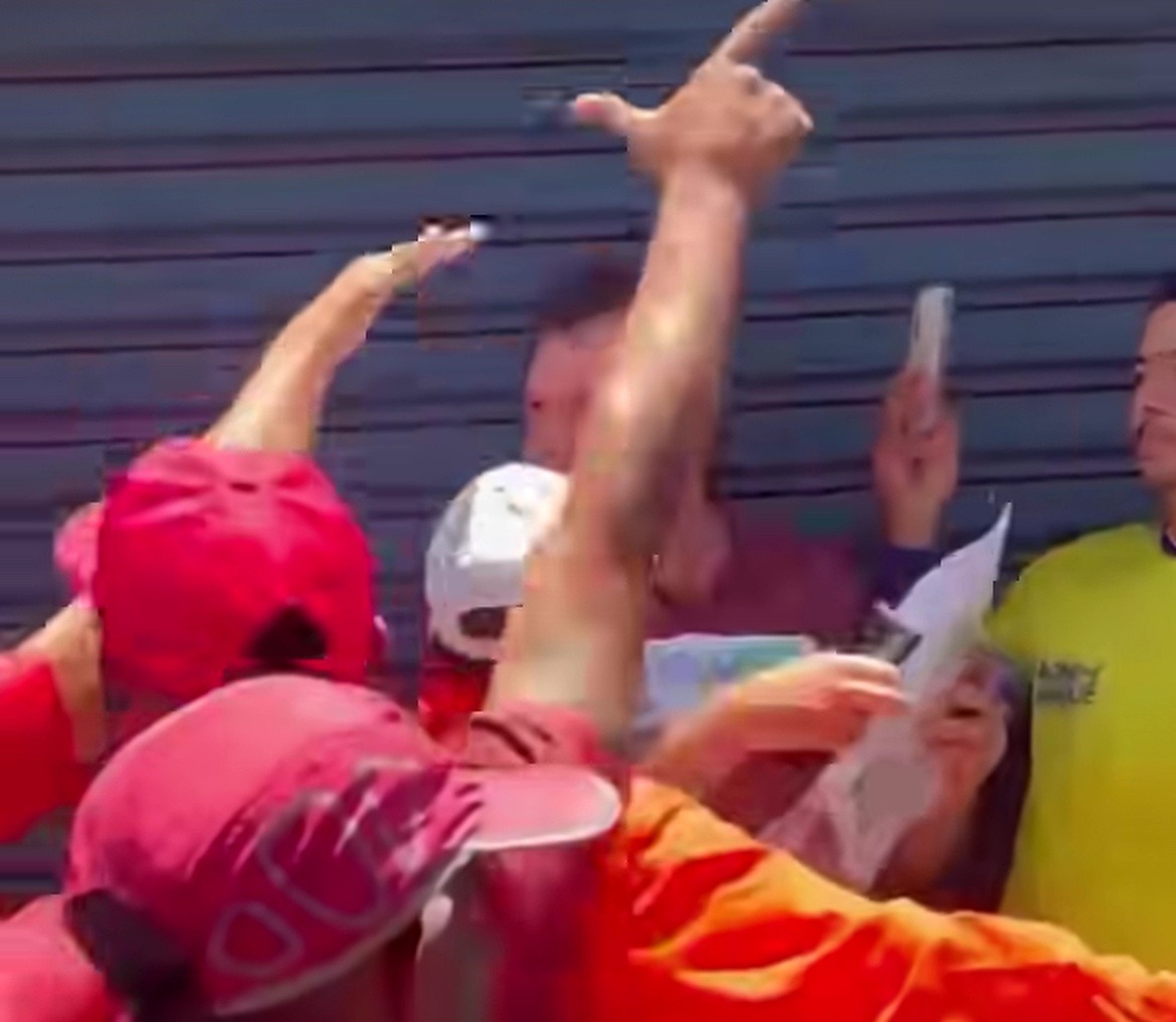 VÍDEO: Apoiadores de Lula e Flávio Bolsonaro batem boca durante ato no Alecrim