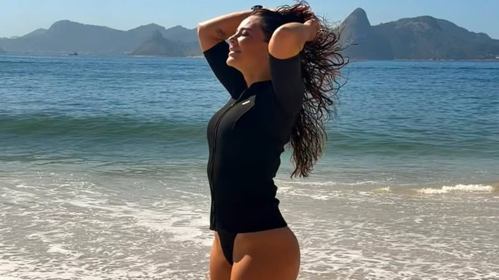 Paolla Oliveira posa na praia e ironiza críticas ao corpo; veja