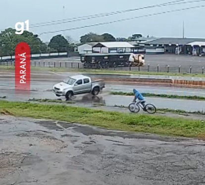 VÍDEO: Ciclista consegue escapar segundos antes de caminhonete capotar e atingir bicicleta