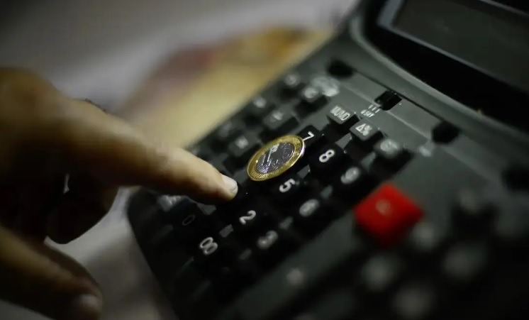 Quase 20% das famílias brasileiras comprometem mais da metade da renda com dívidas