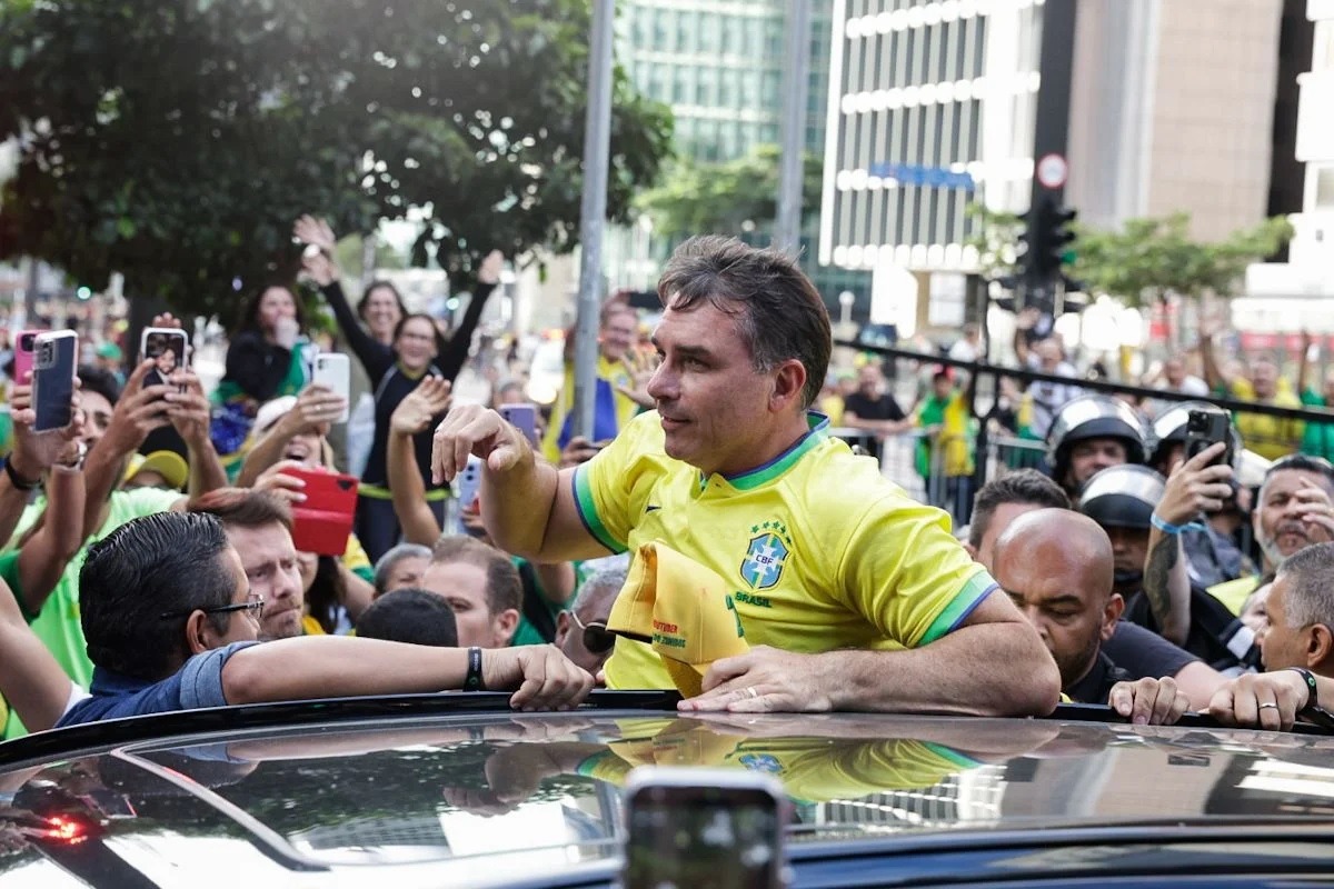 Após ato pró-Lula, Flávio e Nikolas confirmam "bloquinho" na Av. Paulista