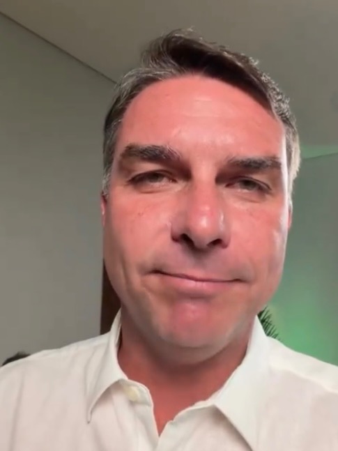 Flávio Bolsonaro denuncia exibição de seu programa eleitoral na TV aberta sem áudio: “Não existe coincidência”