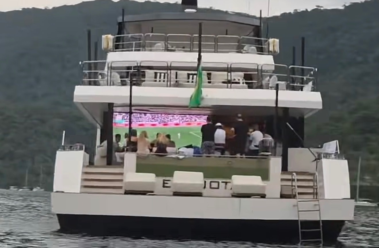 Neymar assiste a derrota do Santos em iate de luxo durante passeio em Angra dos Reis